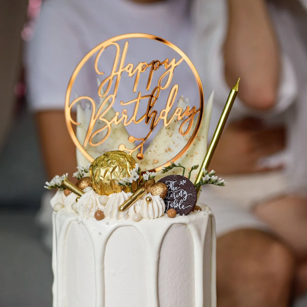 توبر كيك Happy Birthday من الأكريليك الذهبي