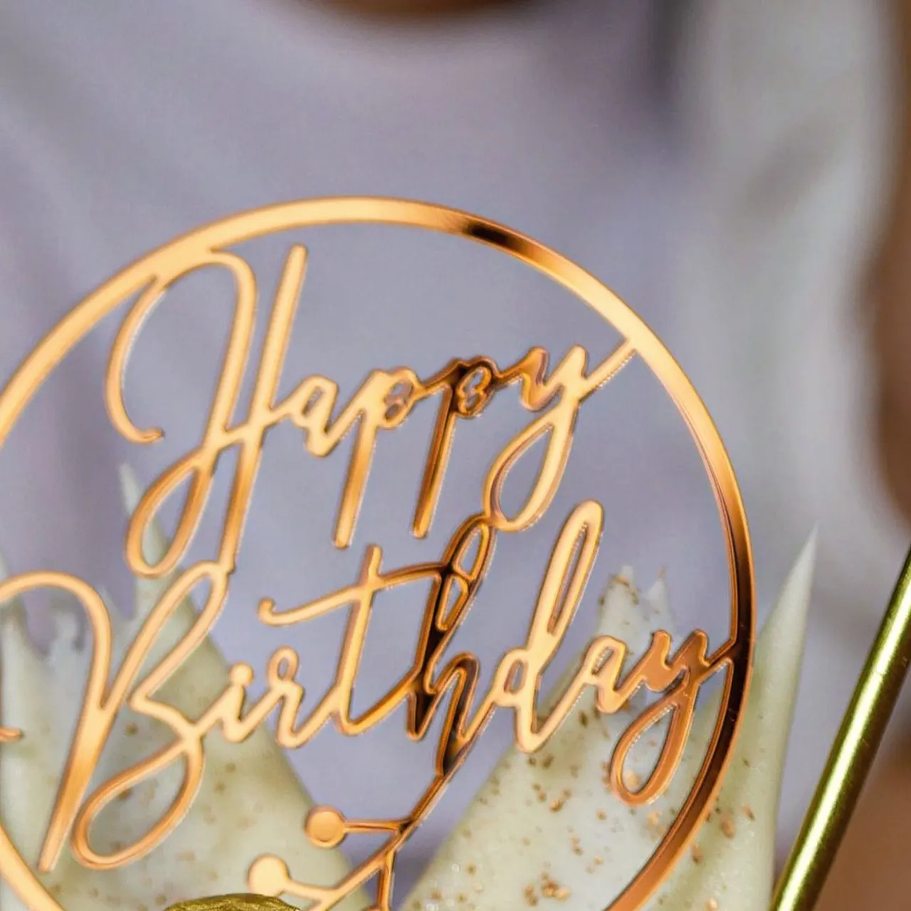 توبر كيك Happy Birthday من الأكريليك الذهبي