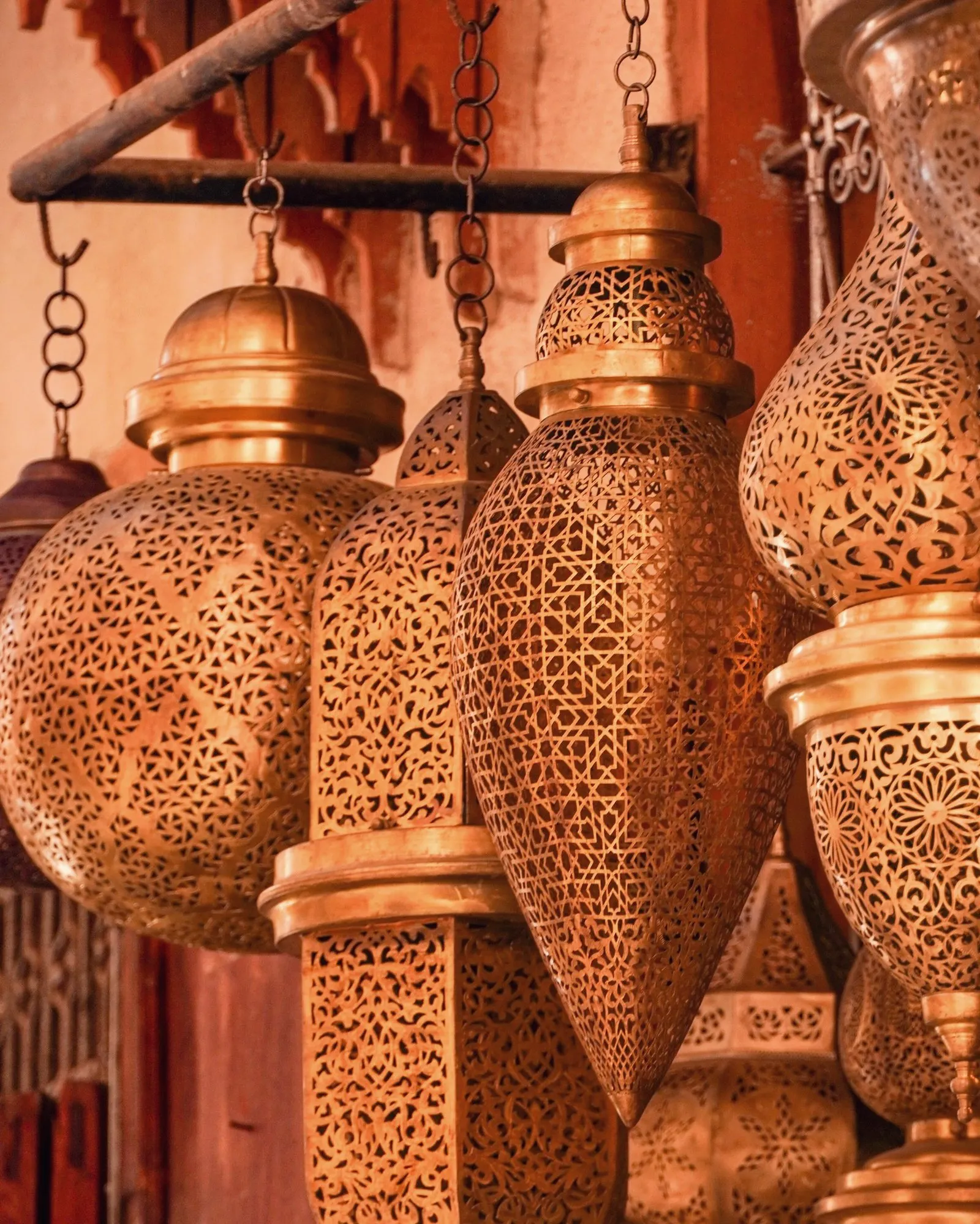 فوق المائدة وفي المدخل