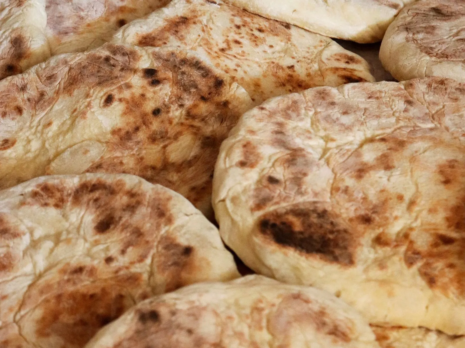 لماذا ينتفخ العيش البلدي ويتكوّن جيبه