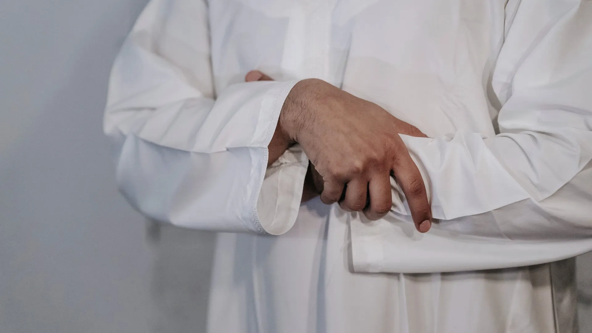 ثوب أبيض لا يشفّ في شمس العيد