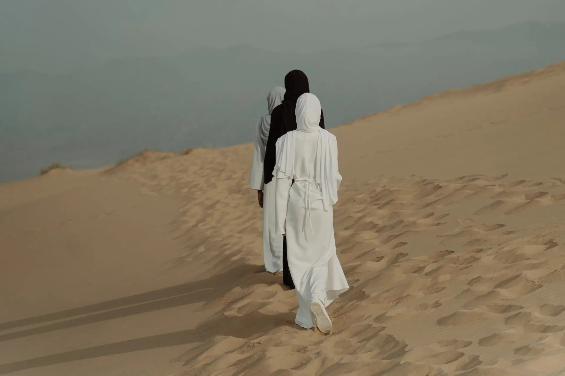 صعودًا على الرمل