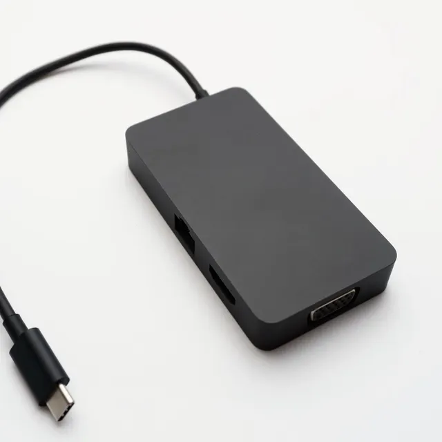 موزع USB-C أسود بمنافذ HDMI وVGA