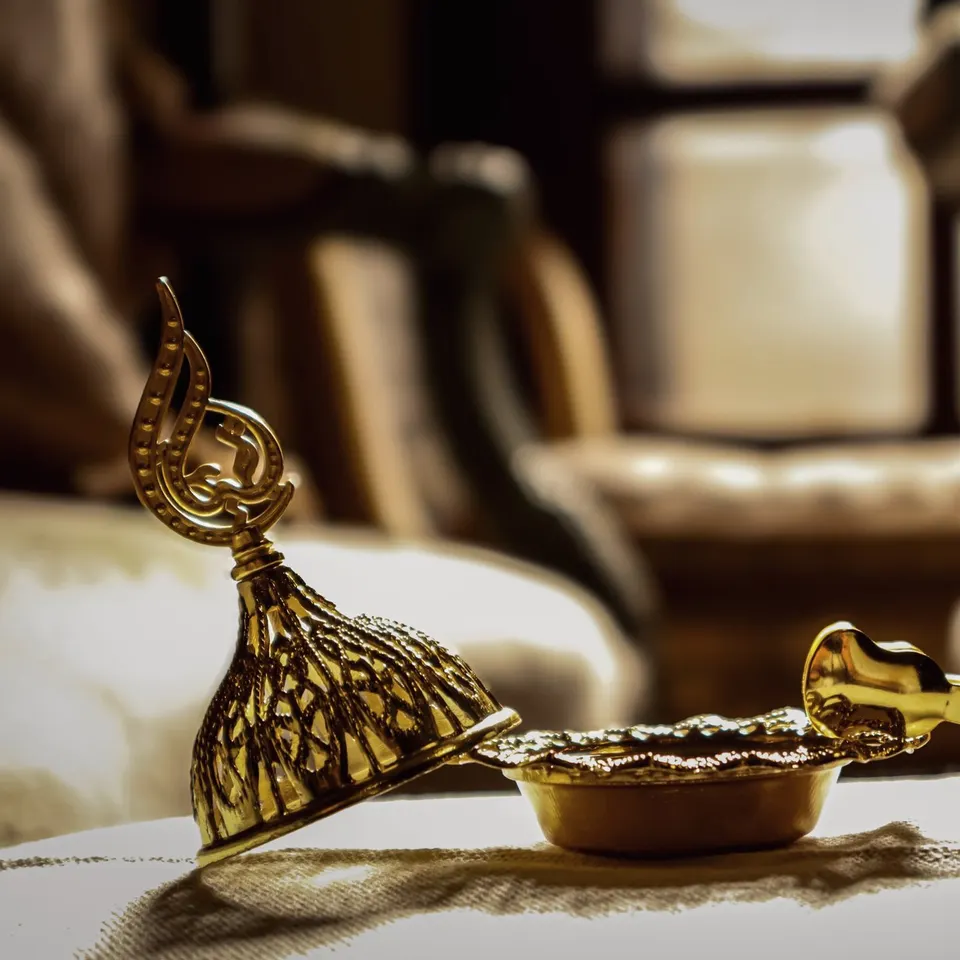 مبخرة القبّة الذهبية بالملقط