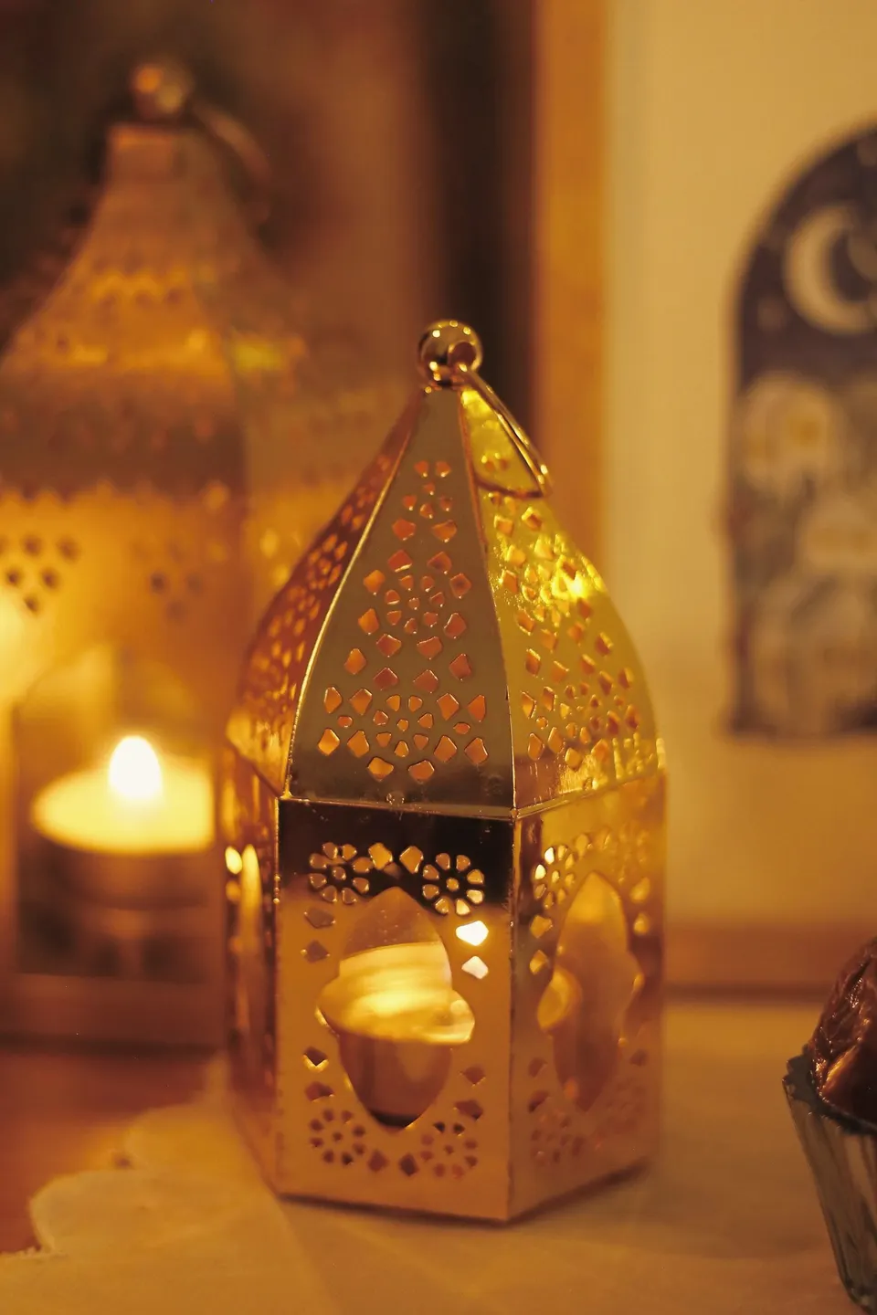 فانوس الشمعة الذهبي