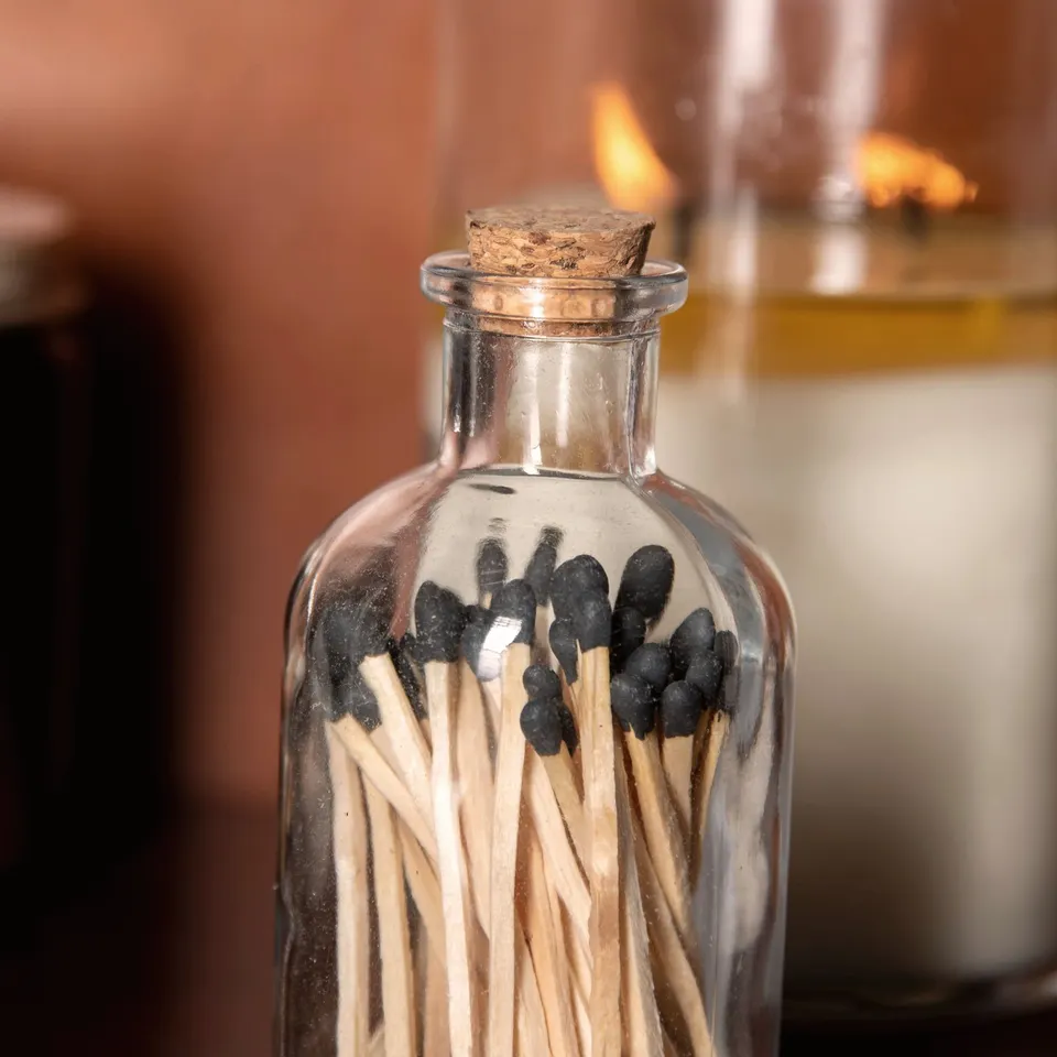 كبريت طويل في قارورة زجاجية بسدادة فلين