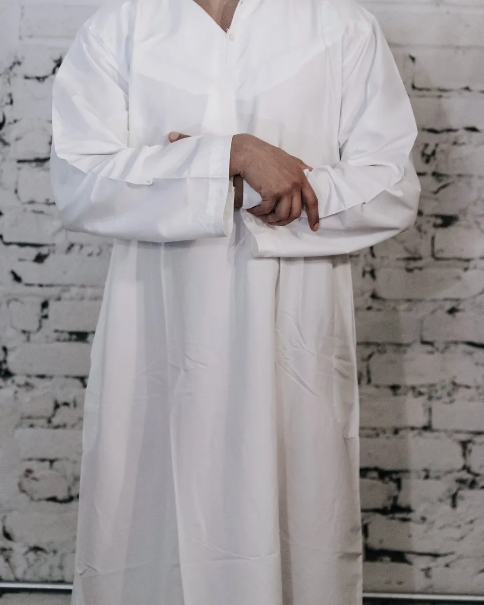 ثوب أبيض بياقة مستديرة