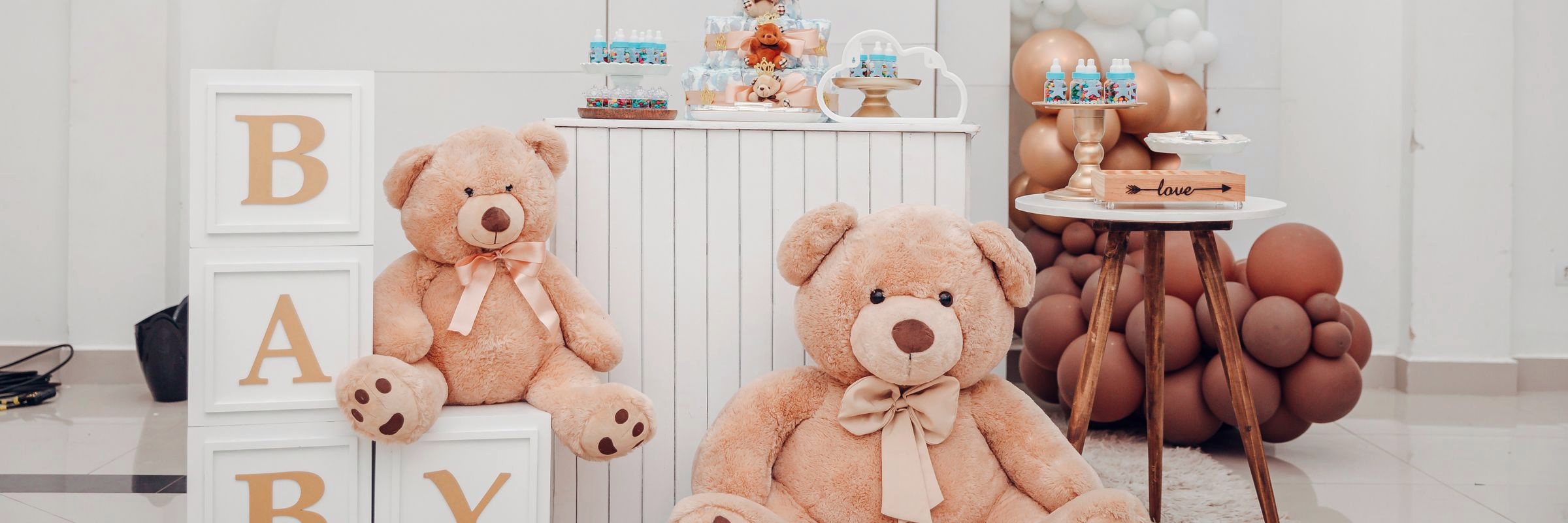 ركن سبوع بمكعبات BABY ودب قطيفة وبالونات بدرجات الكاكاو