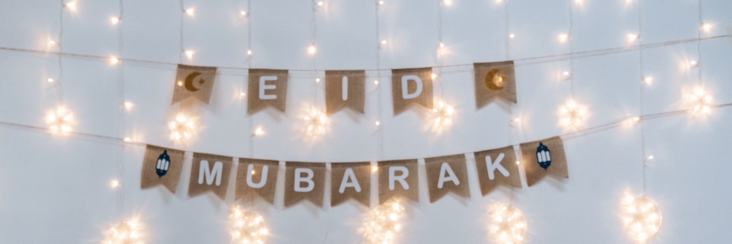لافتة EID MUBARAK من الخيش مع إضاءة نجوم دافئة