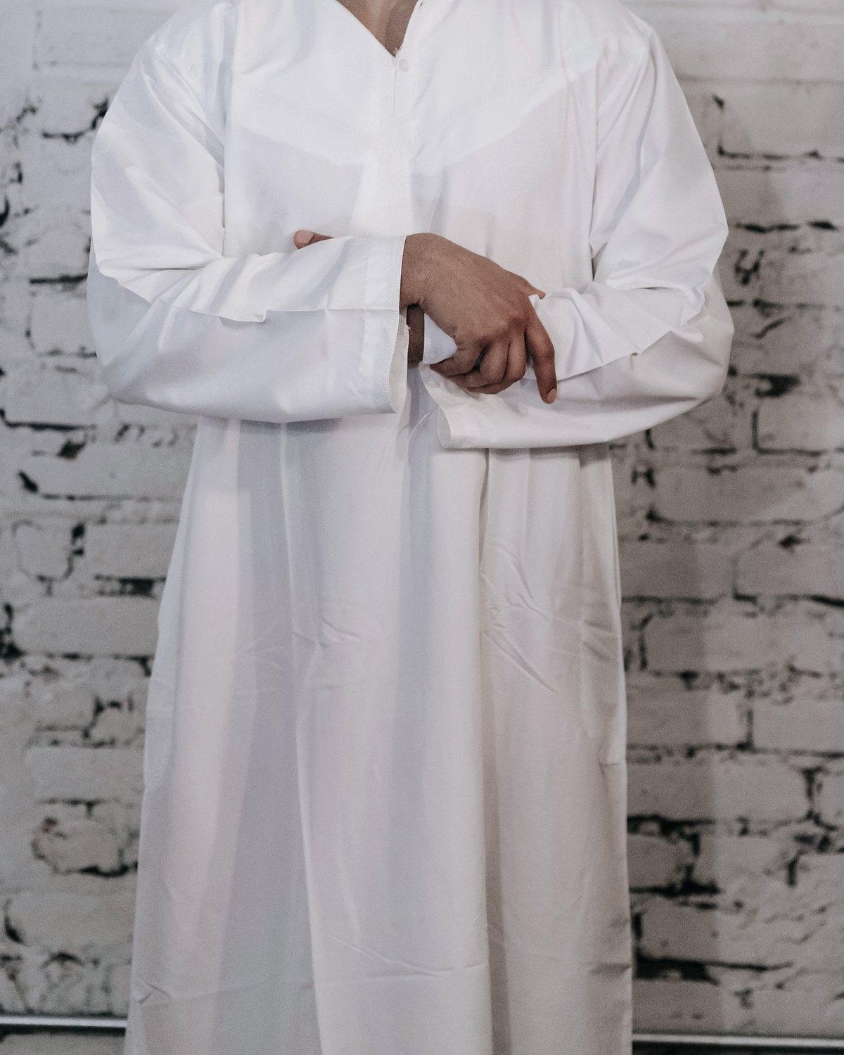 ثوب أبيض بياقة مستديرة