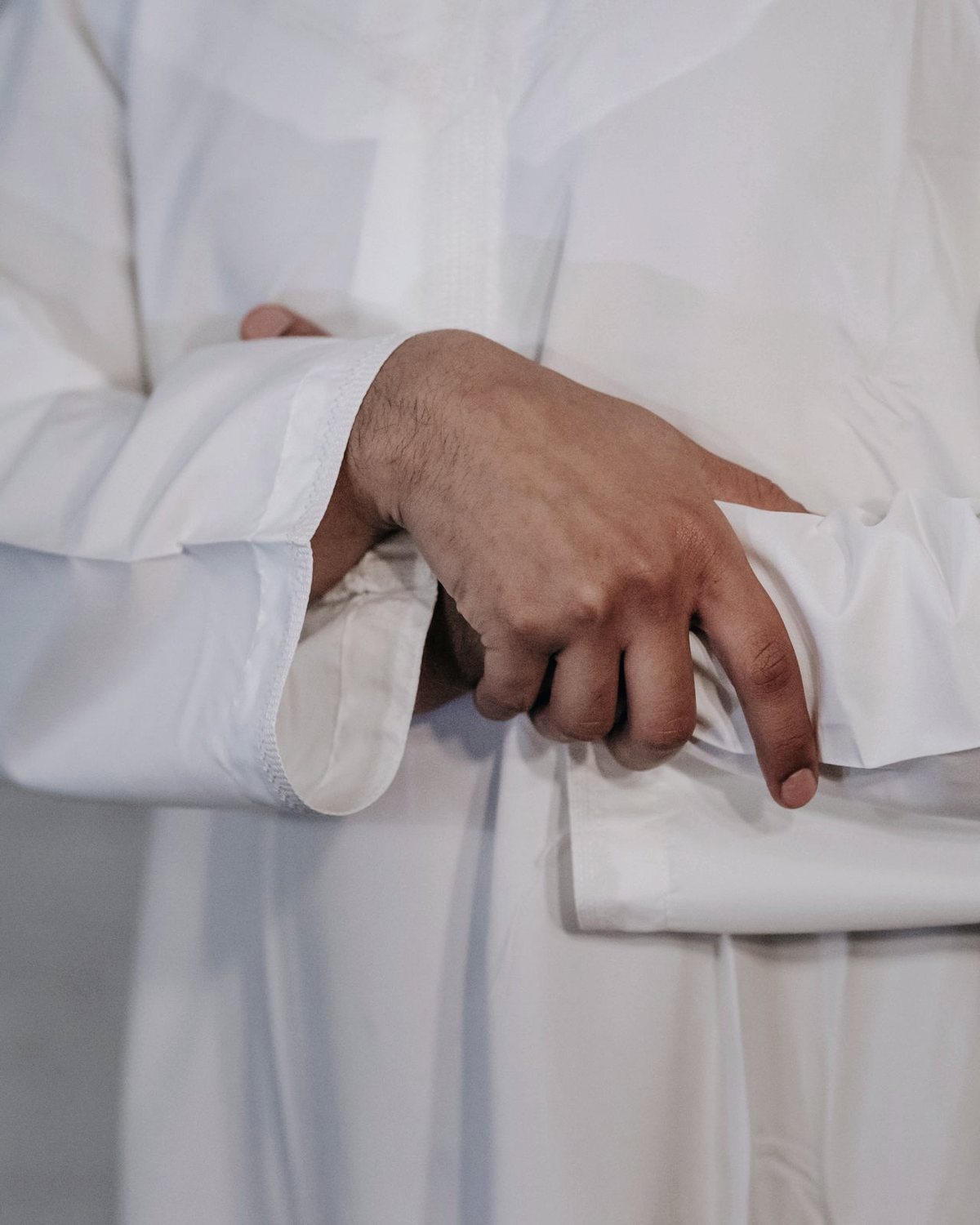 ثوب أبيض بياقة مستديرة