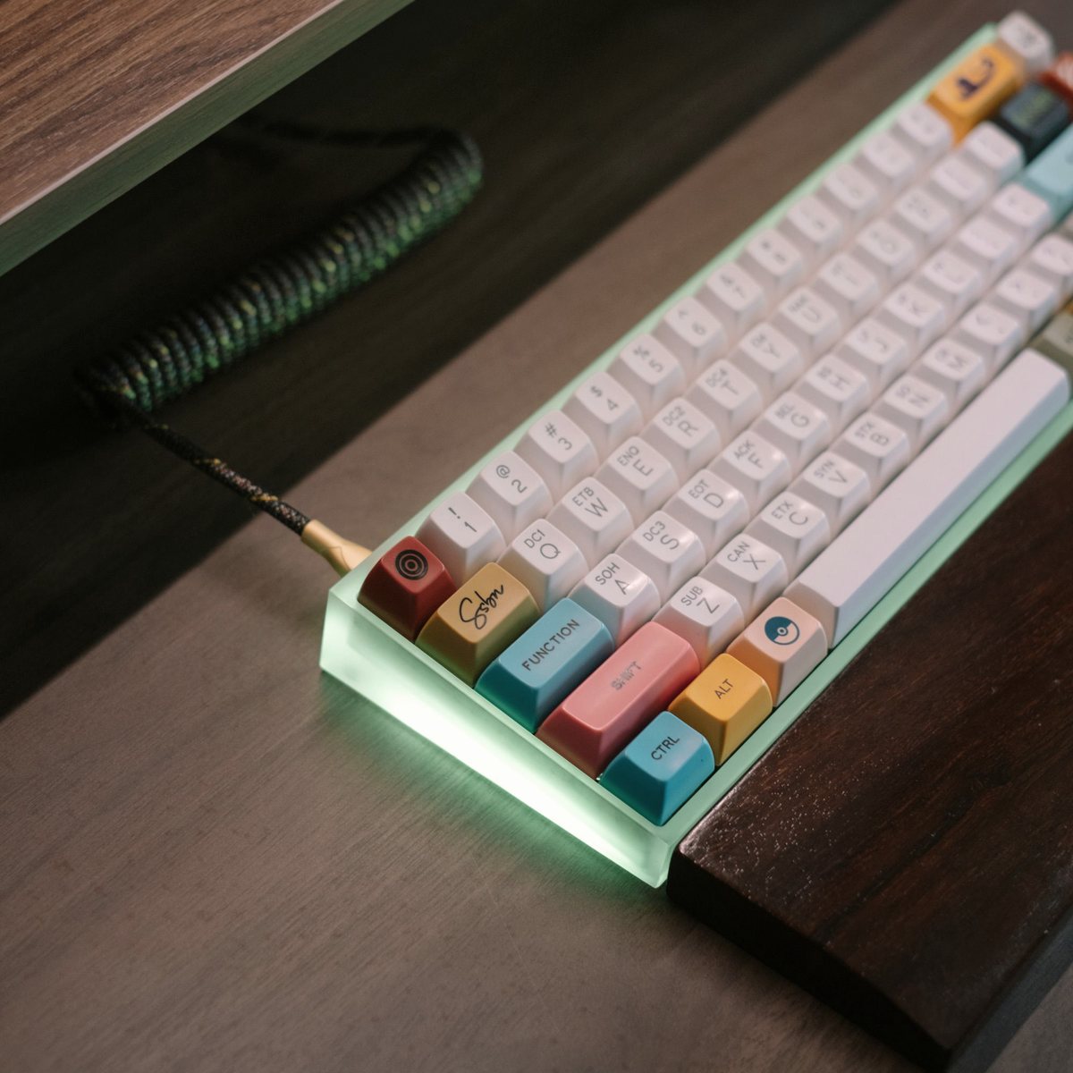 لوحة مفاتيح K65L بقاعدة أكريليك مضيئة — 65%