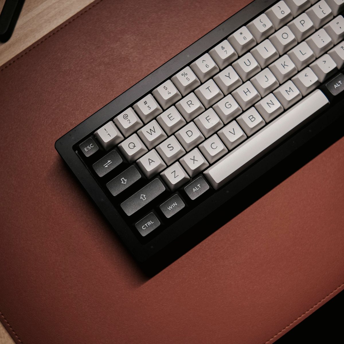 لوحة مفاتيح K65 سوداء بأغطية رمادية — 65%