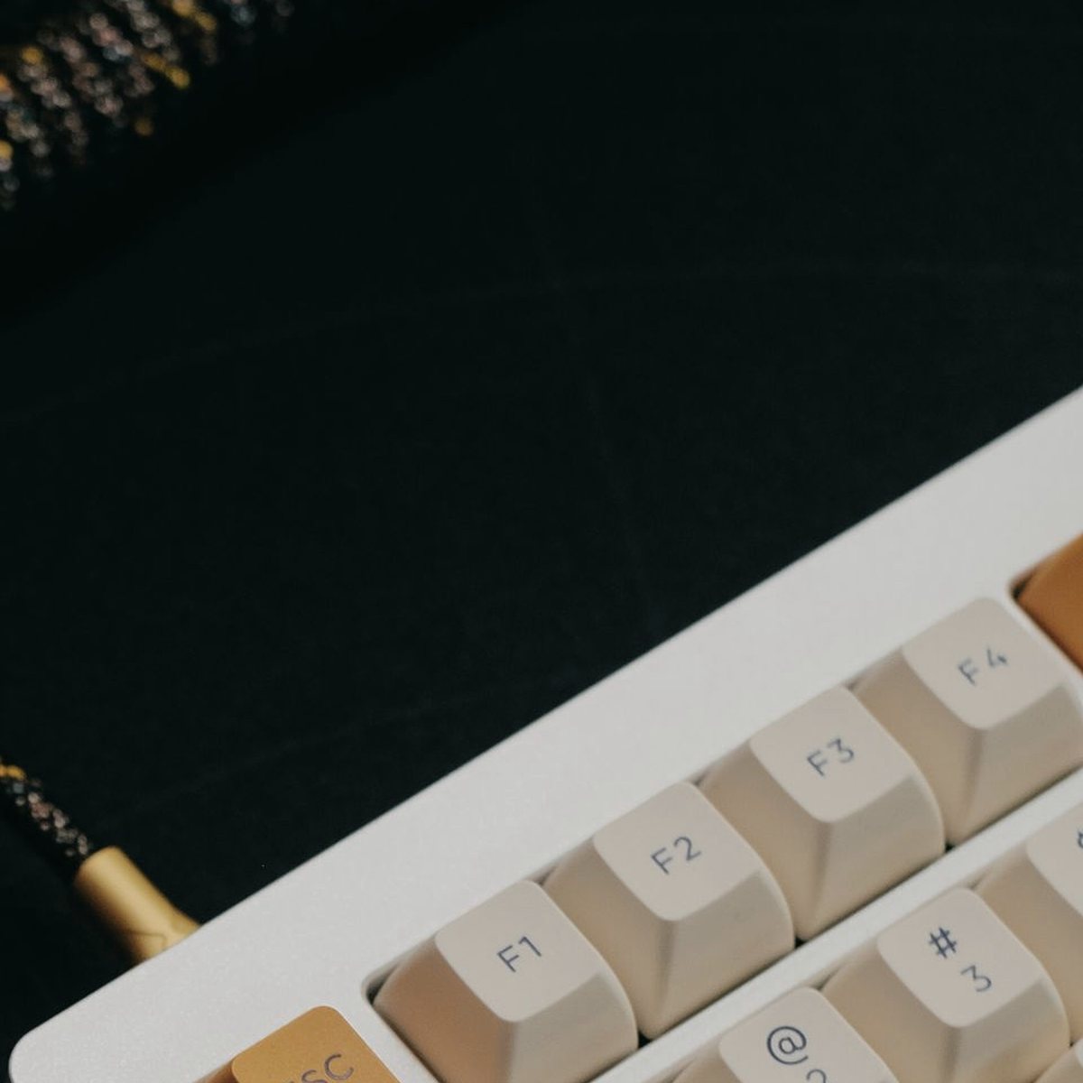 لوحة مفاتيح ميكانيكية K75 بإطار ألومنيوم — 75%