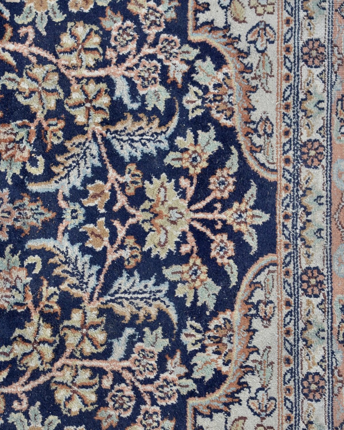 سجادة كلاسيكية بأرضية نيلية