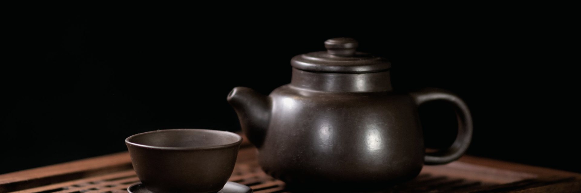 إبريق فخاري وكوب على صينية منحوتة — أدوات التحضير