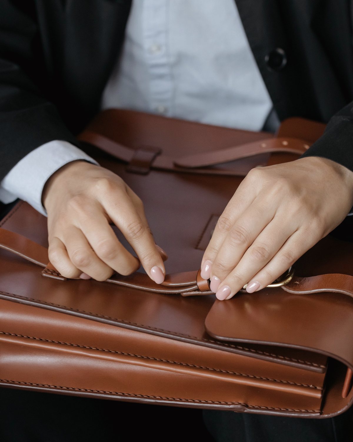 حقيبة أوراق جلد بحزامين وقفل