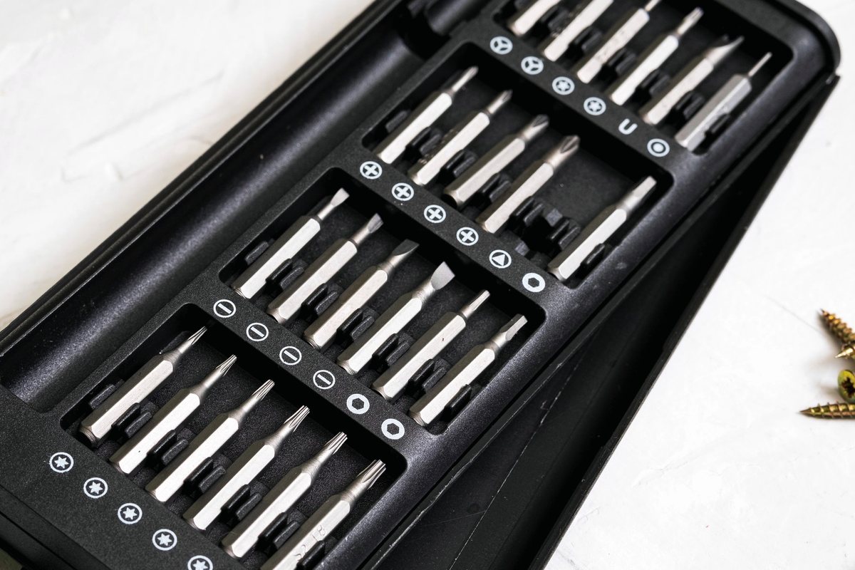طقم مفك دقيق بـ ٢٤ لقمة