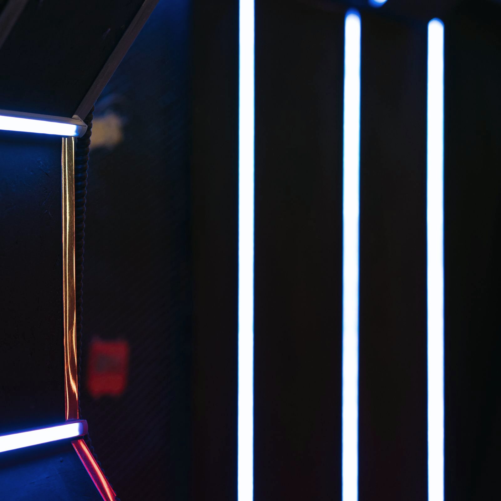 شريط إضاءة LED خلف الشاشة