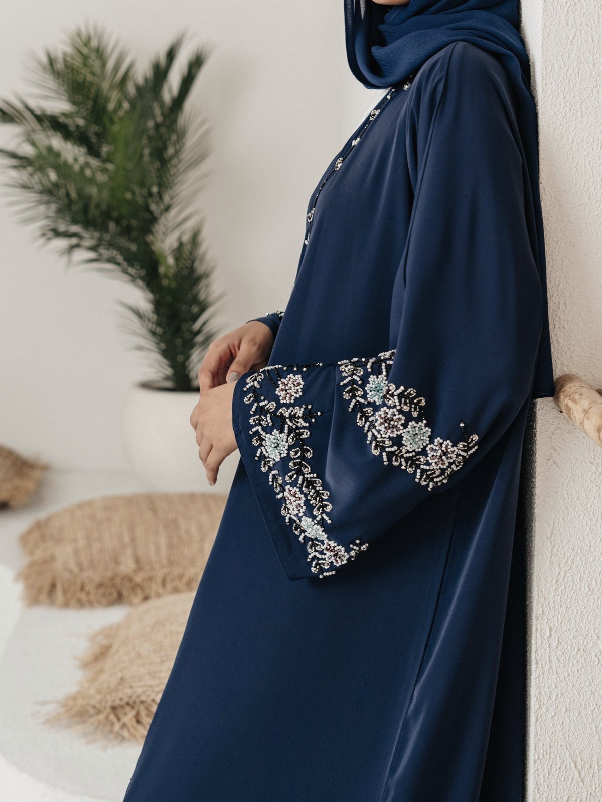 عباءة مفتوحة بأكمام مطرّزة